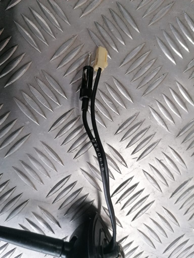 Jumta antena priekš CITROEN C-CROSSER 2009 4 Jumta antena priekš CITROEN C-CROSSER 2009