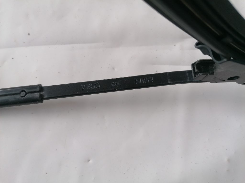 Vējstikla slotu turētājs priekš CITROEN C-CROSSER 2009 2 Vējstikla slotu turētājs priekš CITROEN C-CROSSER 2009