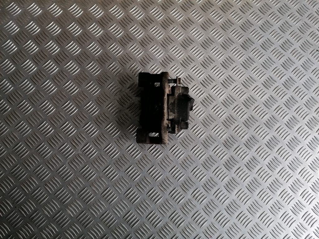 Priekšējais labais suports priekš BMW 320D E46 2004 TOURING 3 Priekšējais labais suports priekš BMW 320D E46 2004 TOURING