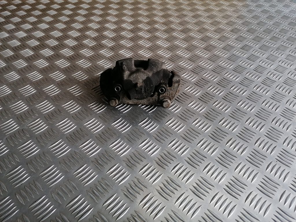 Priekšējais labais suports priekš BMW 320D E46 2004 TOURING 2 Priekšējais labais suports priekš BMW 320D E46 2004 TOURING