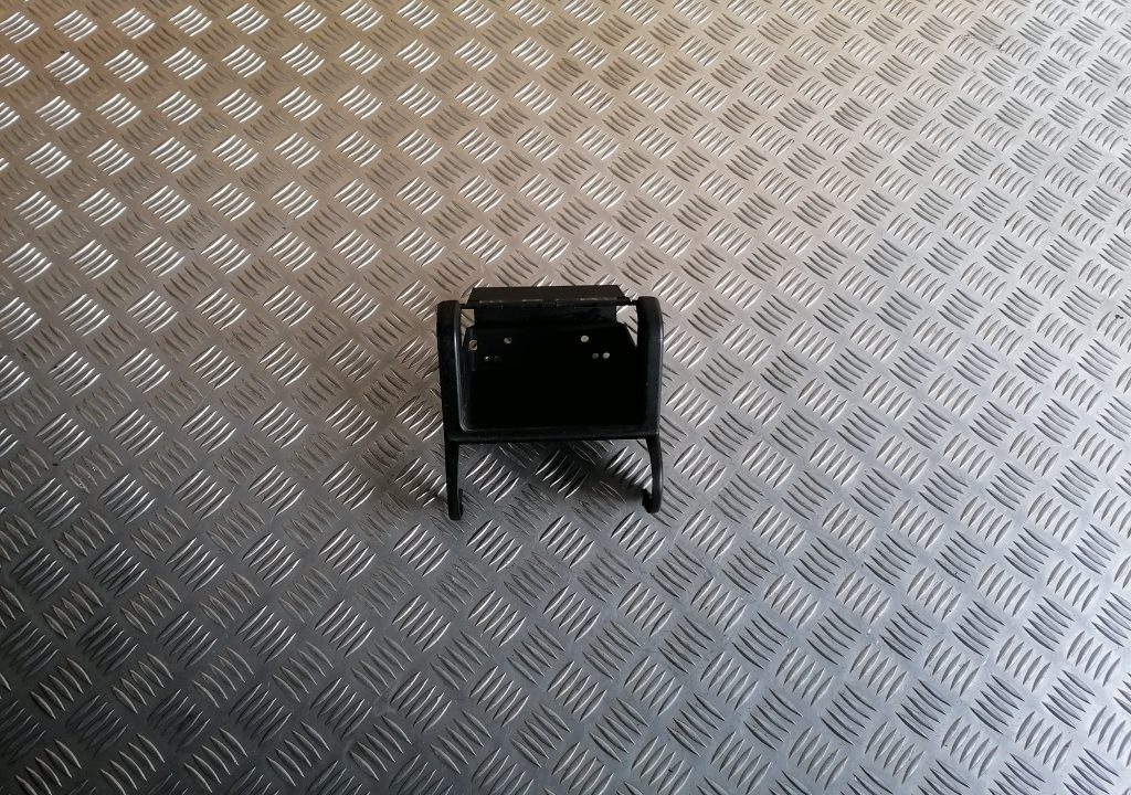 Centrālās konsoles (apdares) aizmugurēja daļa priekš BMW 320D E46 2004 TOURING 2 Centrālās konsoles (apdares) aizmugurēja daļa priekš BMW 320D E46 2004 TOURING