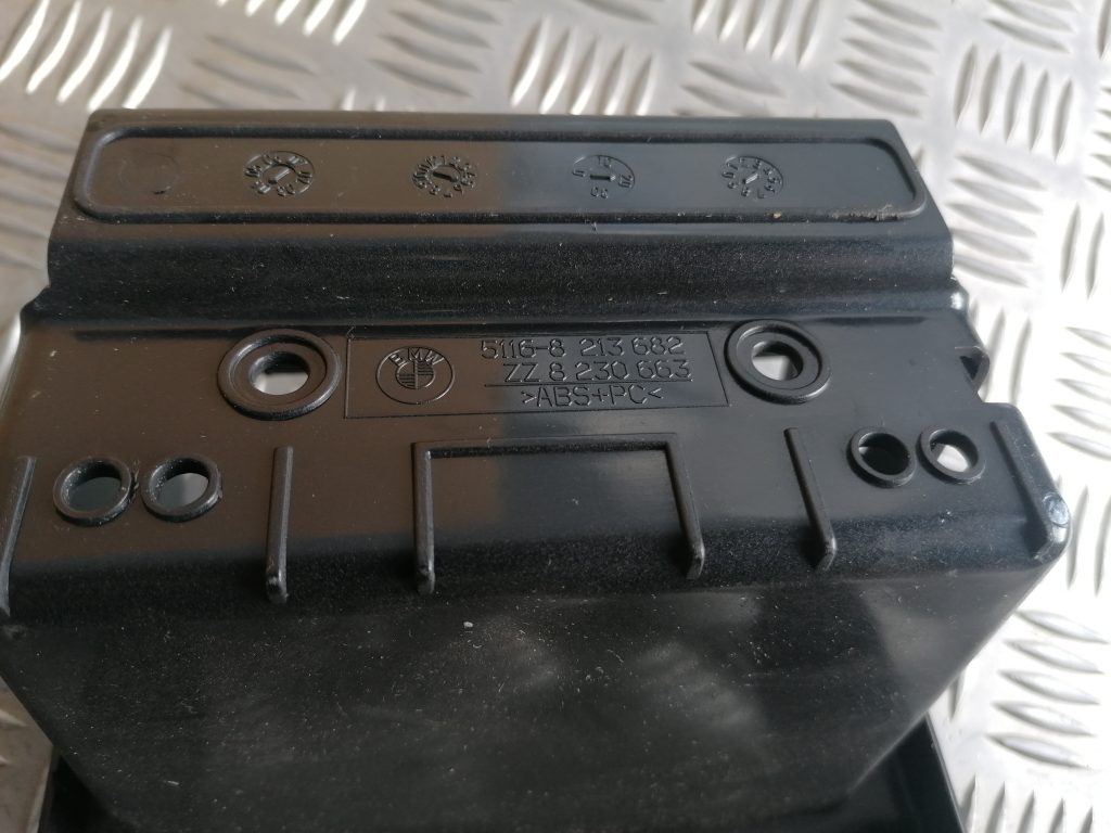 Centrālās konsoles (apdares) aizmugurēja daļa priekš BMW 320D E46 2004 TOURING 3 Centrālās konsoles (apdares) aizmugurēja daļa priekš BMW 320D E46 2004 TOURING