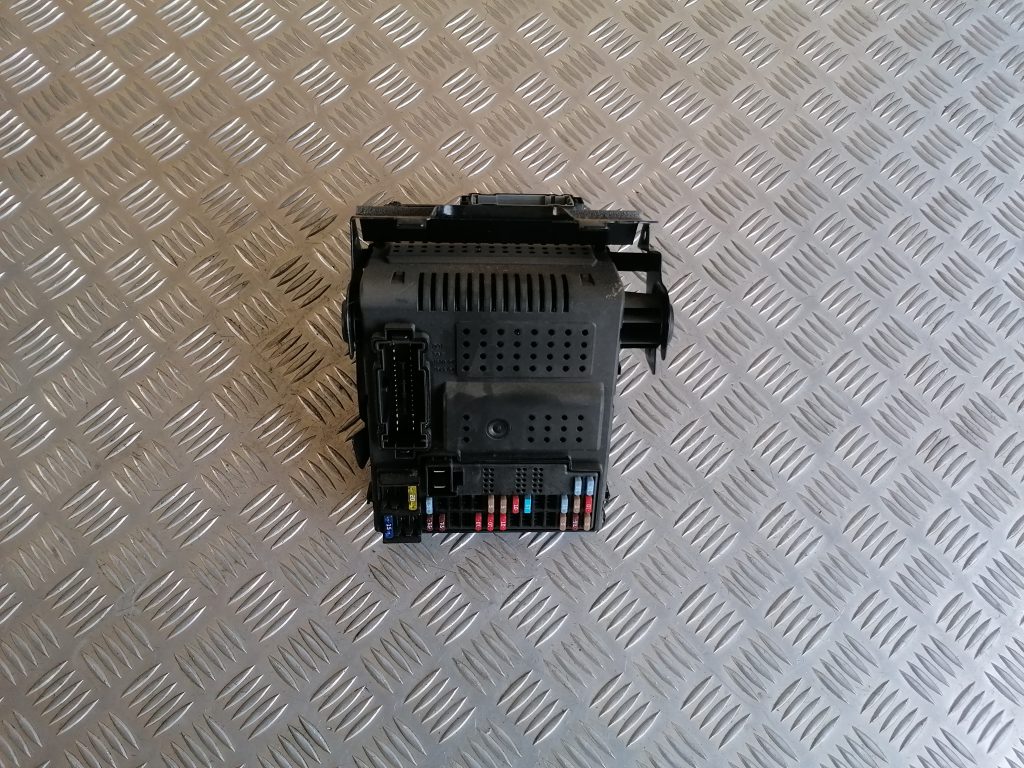 Drošinātāju relejas kaste priekš VOLVO XC70 2007 2 Drošinātāju relejas kaste priekš VOLVO XC70 2007