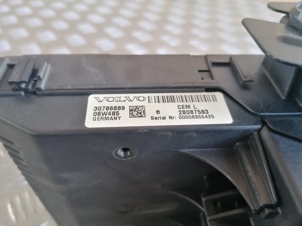 Drošinātāju relejas kaste priekš VOLVO XC70 2007 4 Drošinātāju relejas kaste priekš VOLVO XC70 2007