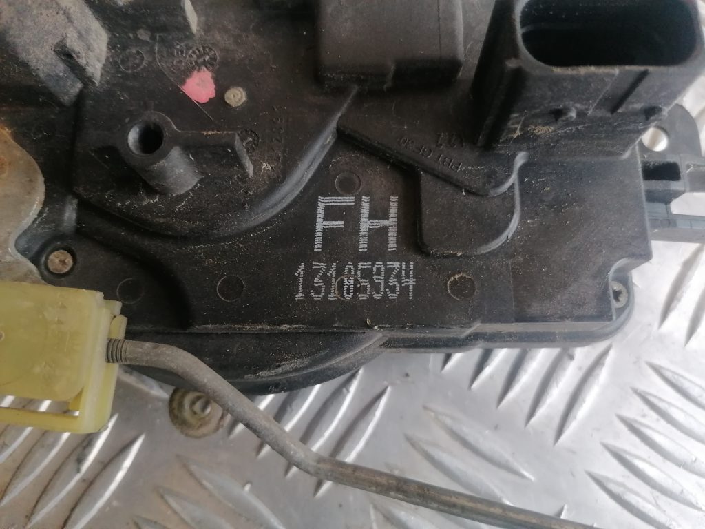 Priekšējo kreiso durvju slēdzene priekš OPEL ASTRA H 2005 4 Priekšējo kreiso durvju slēdzene priekš OPEL ASTRA H 2005