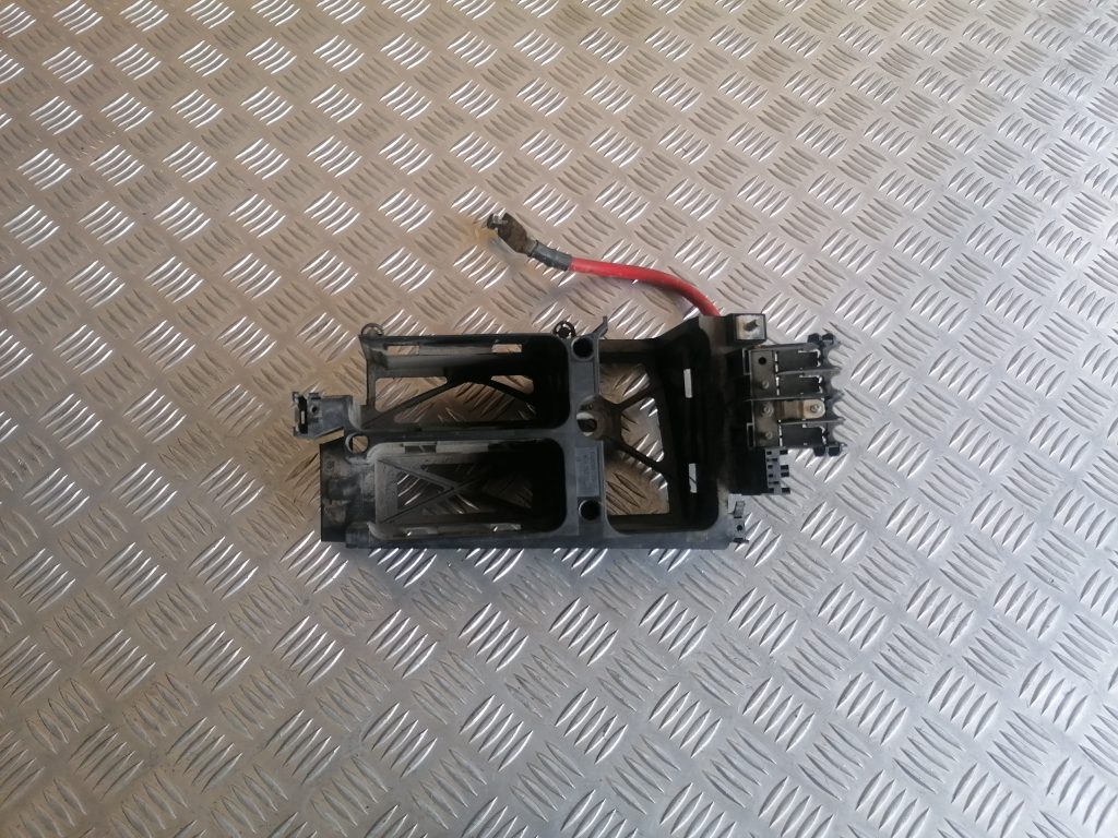 Drošinātāju kārbas korpuss priekš OPEL ASTRA H 2005 1 Drošinātāju kārbas korpuss priekš OPEL ASTRA H 2005