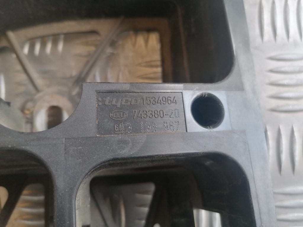 Drošinātāju kārbas korpuss priekš OPEL ASTRA H 2005 3 Drošinātāju kārbas korpuss priekš OPEL ASTRA H 2005