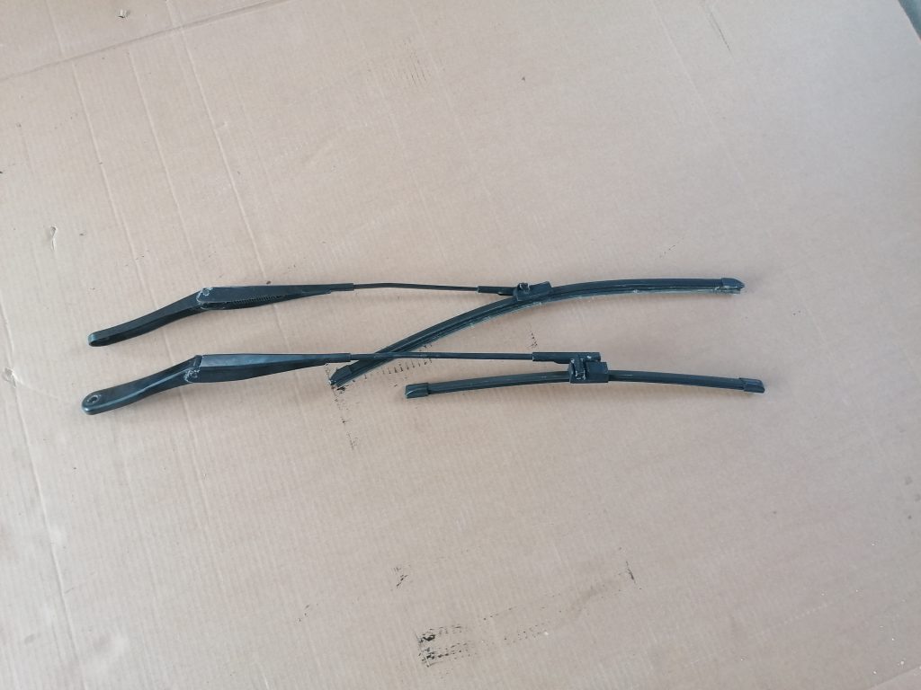 Vējstikla slotu turētāju komplekts priekš OPEL ASTRA H 2005 1 Vējstikla slotu turētāju komplekts priekš OPEL ASTRA H 2005