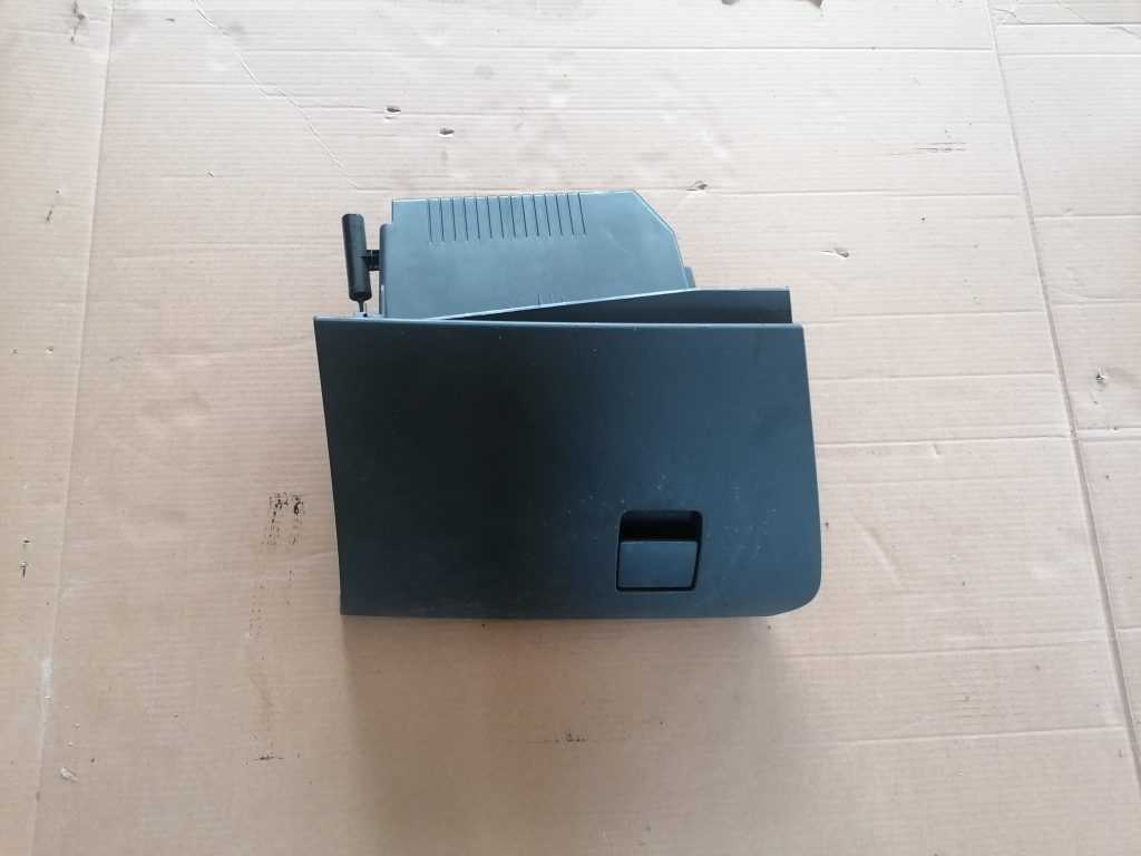 Mantu glabāšanas nodalījums pasažiera pusē priekš OPEL ASTRA H 2005 1 Mantu glabāšanas nodalījums pasažiera pusē priekš OPEL ASTRA H 2005