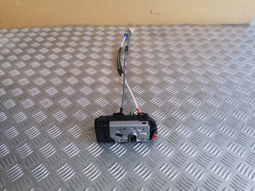 Aizmugurējo labo durvju slēdzene priekš OPEL ZAFIRA 2004 1 Aizmugurējo labo durvju slēdzene priekš OPEL ZAFIRA 2004