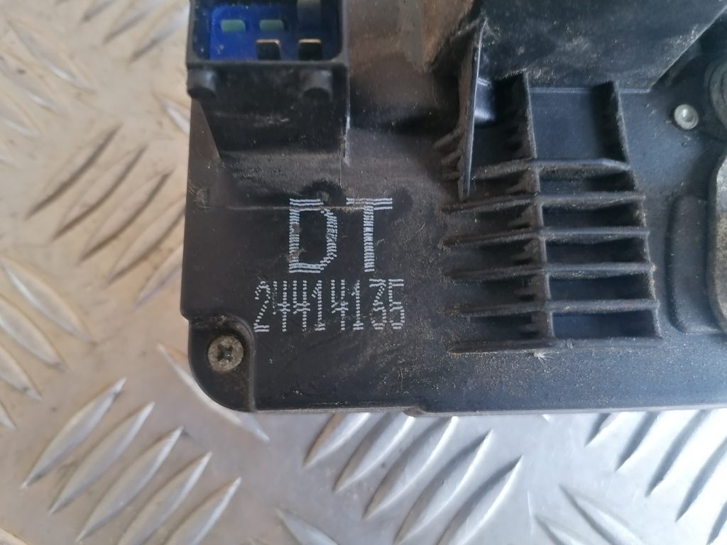 Aizmugurējo labo durvju slēdzene priekš OPEL ZAFIRA 2004 3 Aizmugurējo labo durvju slēdzene priekš OPEL ZAFIRA 2004