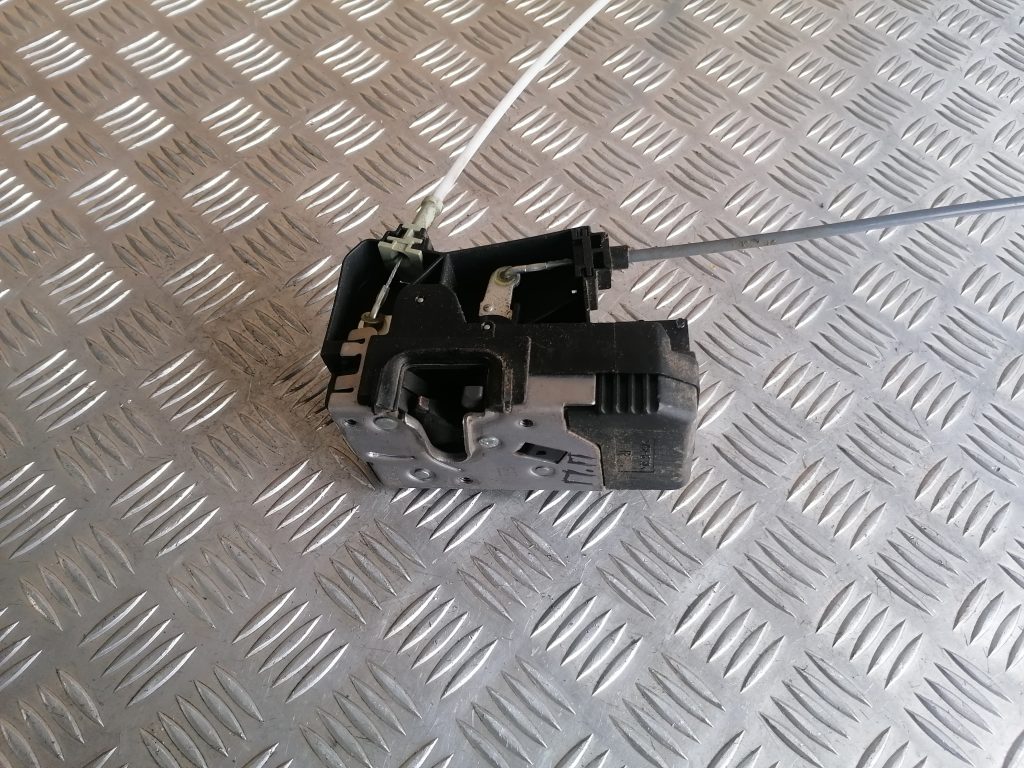 Priekšējo labo durvju slēdzene priekš OPEL ZAFIRA 2004 2 Priekšējo labo durvju slēdzene priekš OPEL ZAFIRA 2004