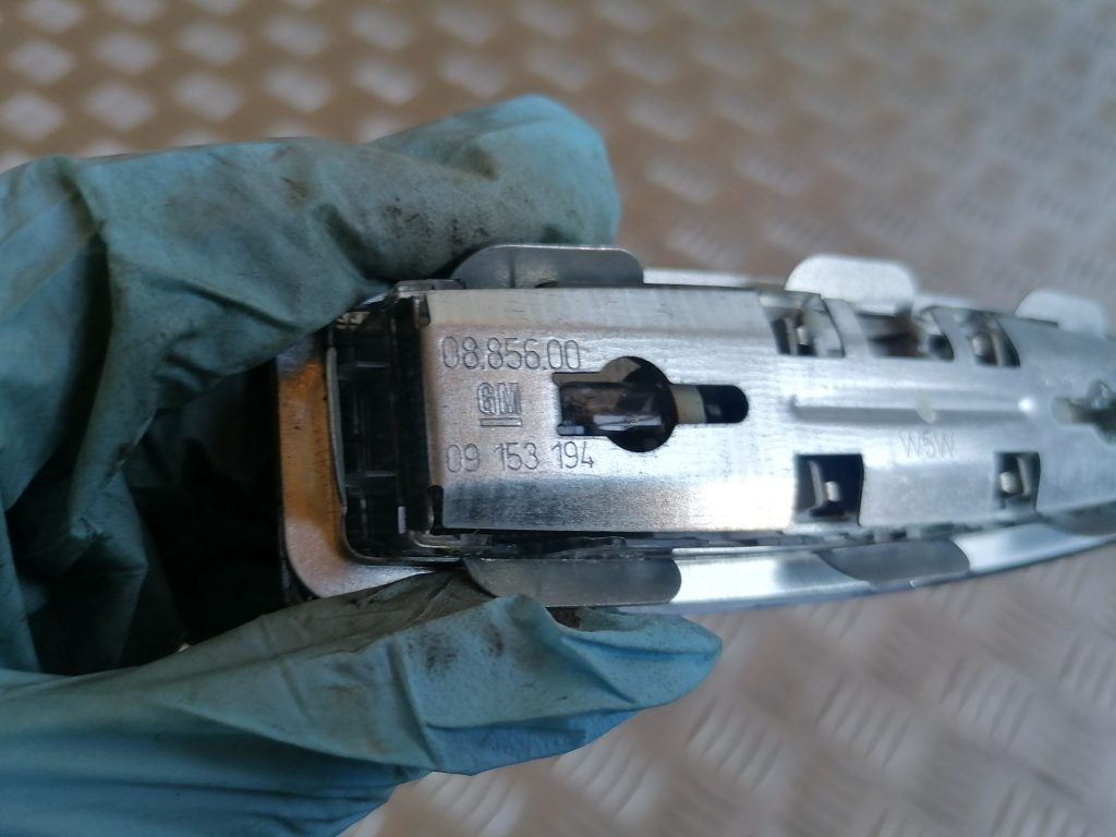 Aizmugurējo sēdvietu apgaismojums priekš OPEL ZAFIRA 2004 4 Aizmugurējo sēdvietu apgaismojums priekš OPEL ZAFIRA 2004