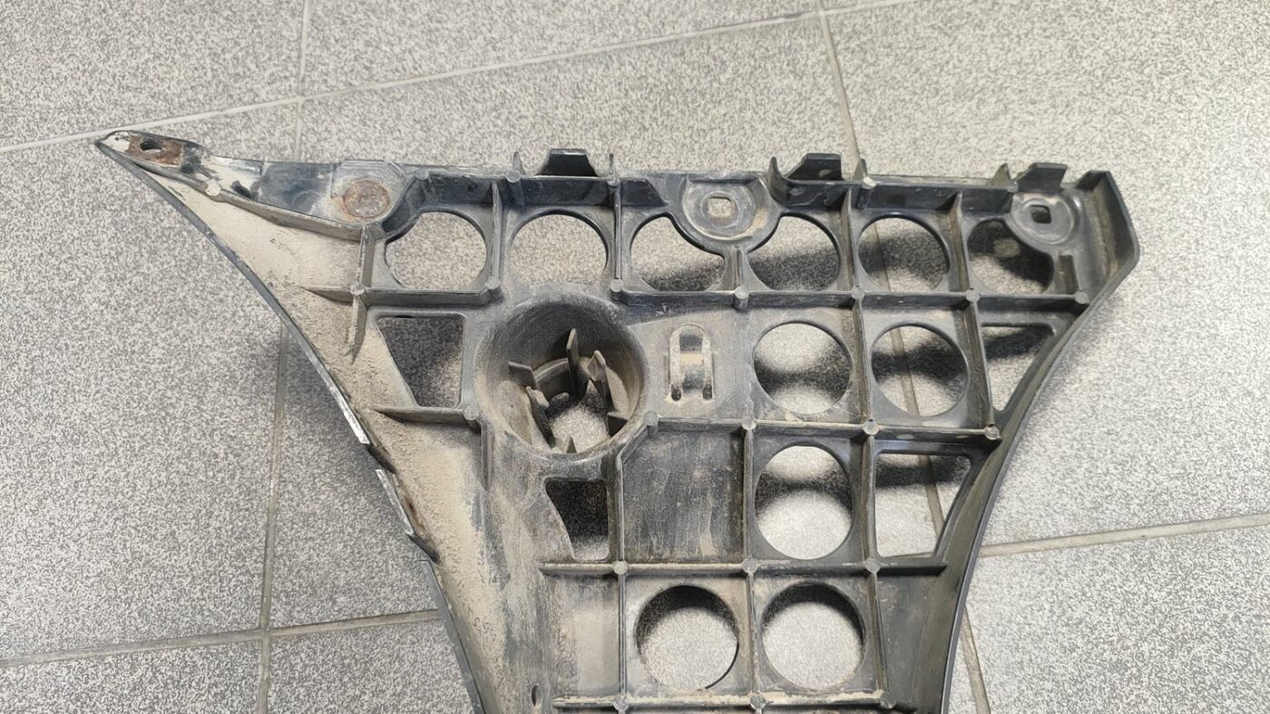 Aizmugurējā spārna un bufera stiprinājums priekš BMW 525 E60 2006 OLIVE 2 Aizmugurējā spārna un bufera stiprinājums priekš BMW 525 E60 2006 OLIVE