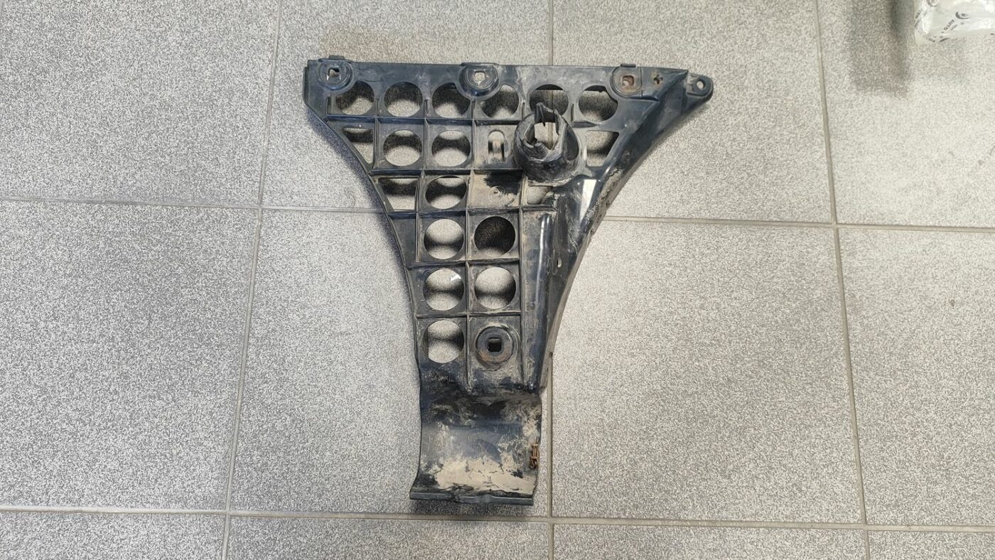 Aizmugurējā spārna un bufera stiprinājums priekš BMW 525 E60 2006 OLIVE 5 Aizmugurējā spārna un bufera stiprinājums priekš BMW 525 E60 2006 OLIVE