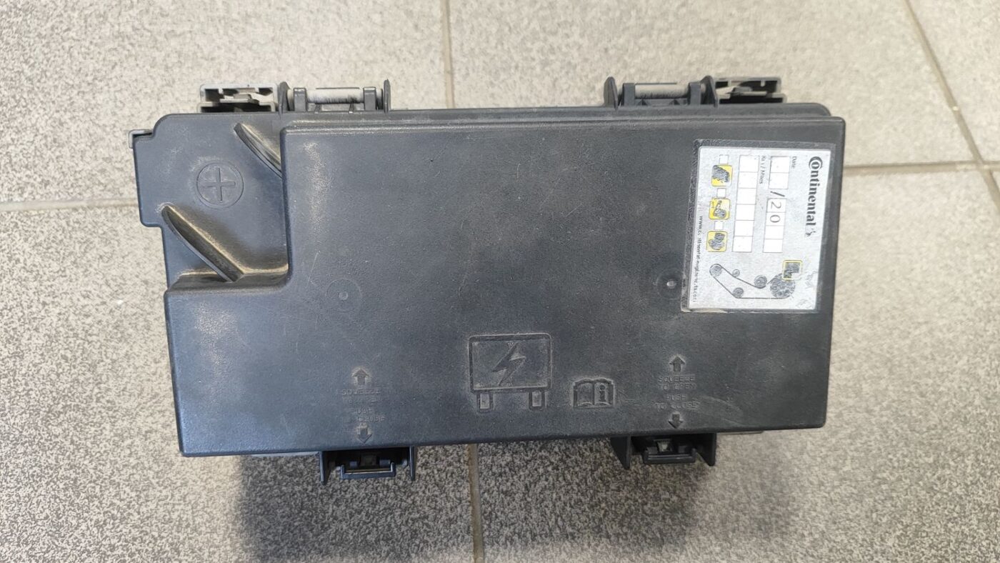 Drošinātāju bloks priekš CHRYSLER GRAND VOYAGER 2004 2 Drošinātāju bloks priekš CHRYSLER GRAND VOYAGER 2004