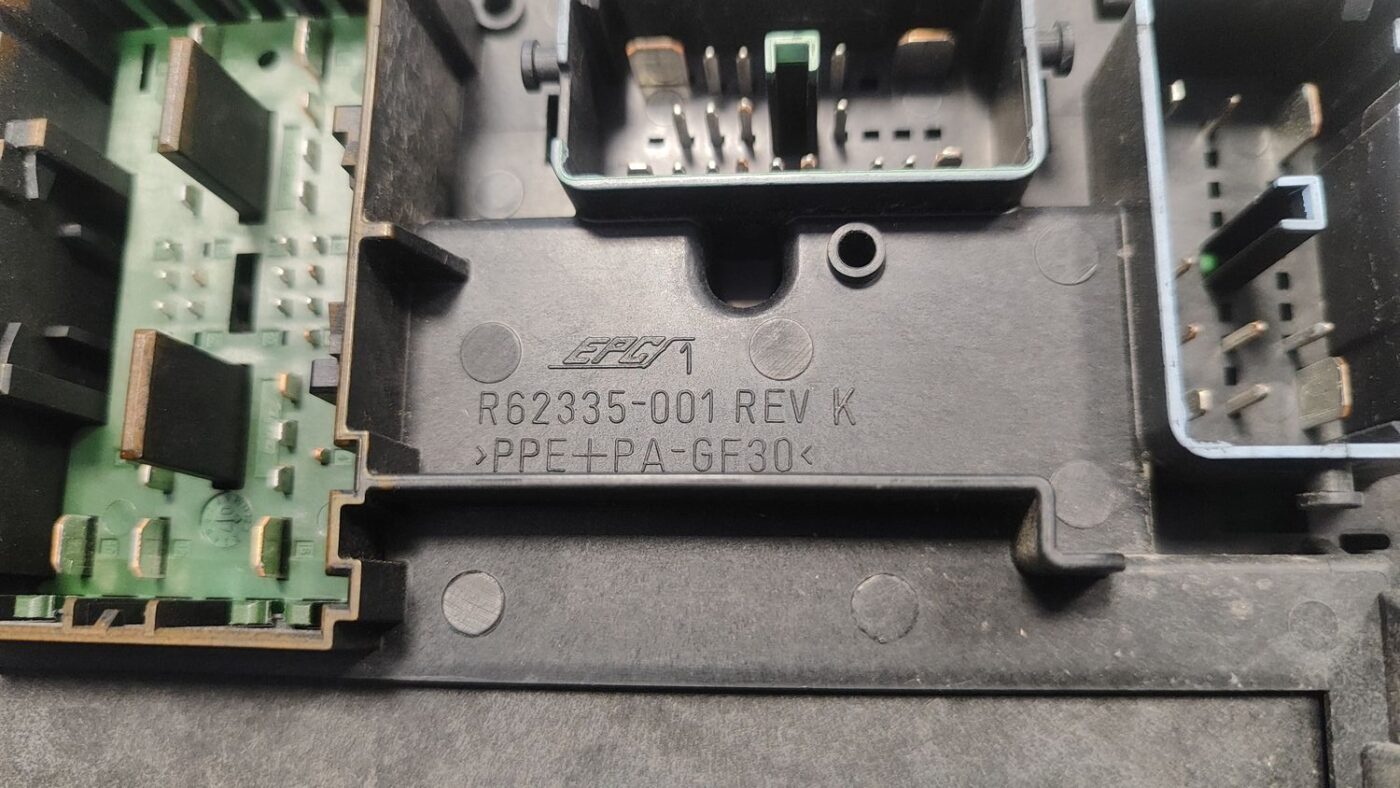 Drošinātāju bloks priekš CHRYSLER GRAND VOYAGER 2004 8 Drošinātāju bloks priekš CHRYSLER GRAND VOYAGER 2004