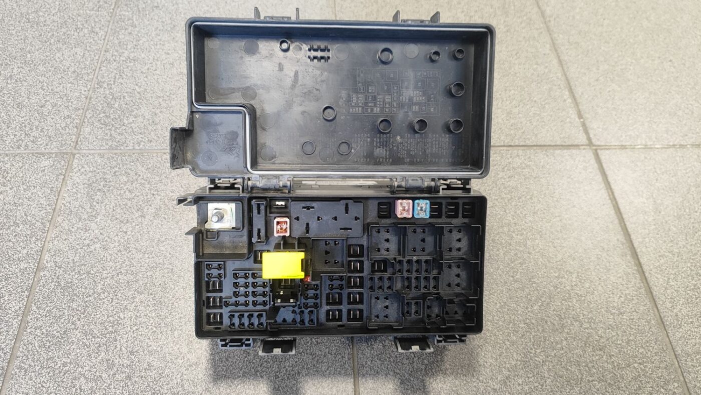 Drošinātāju bloks priekš CHRYSLER GRAND VOYAGER 2004 6 Drošinātāju bloks priekš CHRYSLER GRAND VOYAGER 2004