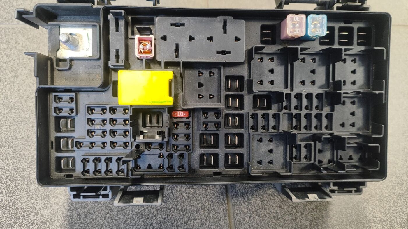 Drošinātāju bloks priekš CHRYSLER GRAND VOYAGER 2004 4 Drošinātāju bloks priekš CHRYSLER GRAND VOYAGER 2004