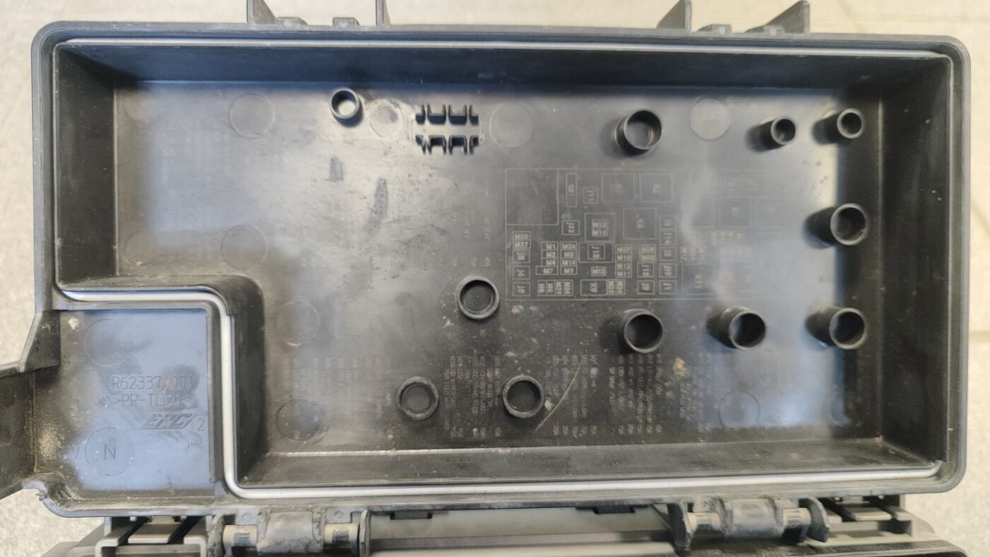 Drošinātāju bloks priekš CHRYSLER GRAND VOYAGER 2004 3 Drošinātāju bloks priekš CHRYSLER GRAND VOYAGER 2004