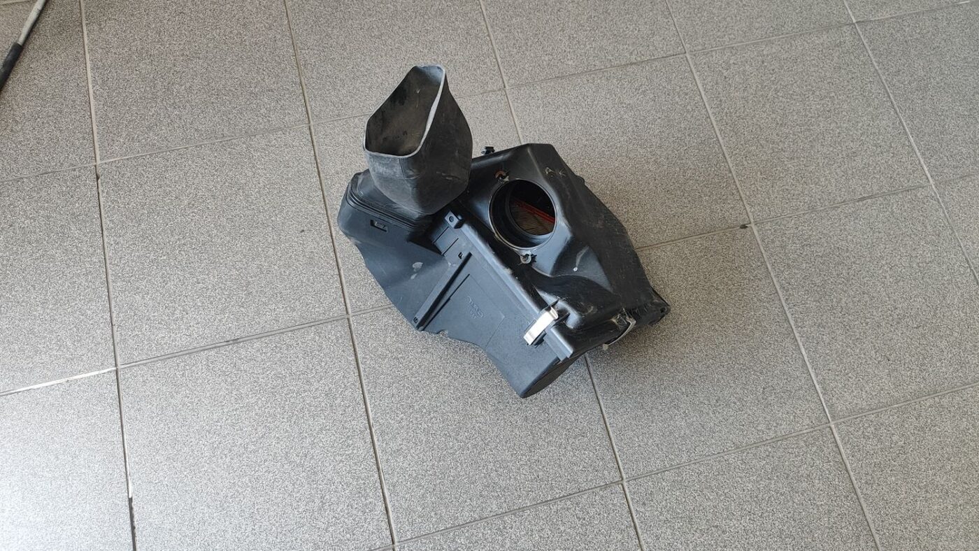 Gaisa filtra korpuss priekš BMW 1 E87 2009 WHITE 1 Gaisa filtra korpuss priekš BMW 1 E87 2009 WHITE