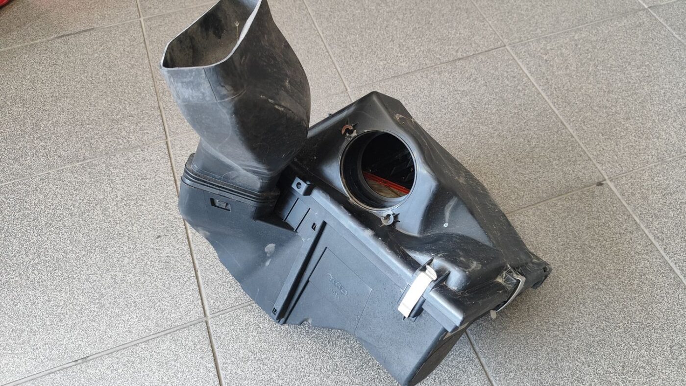 Gaisa filtra korpuss priekš BMW 1 E87 2009 WHITE 2 Gaisa filtra korpuss priekš BMW 1 E87 2009 WHITE