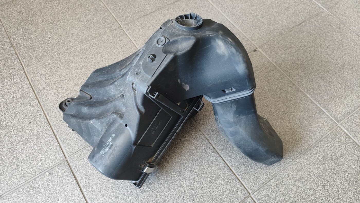 Gaisa filtra korpuss priekš BMW 1 E87 2009 WHITE 3 Gaisa filtra korpuss priekš BMW 1 E87 2009 WHITE