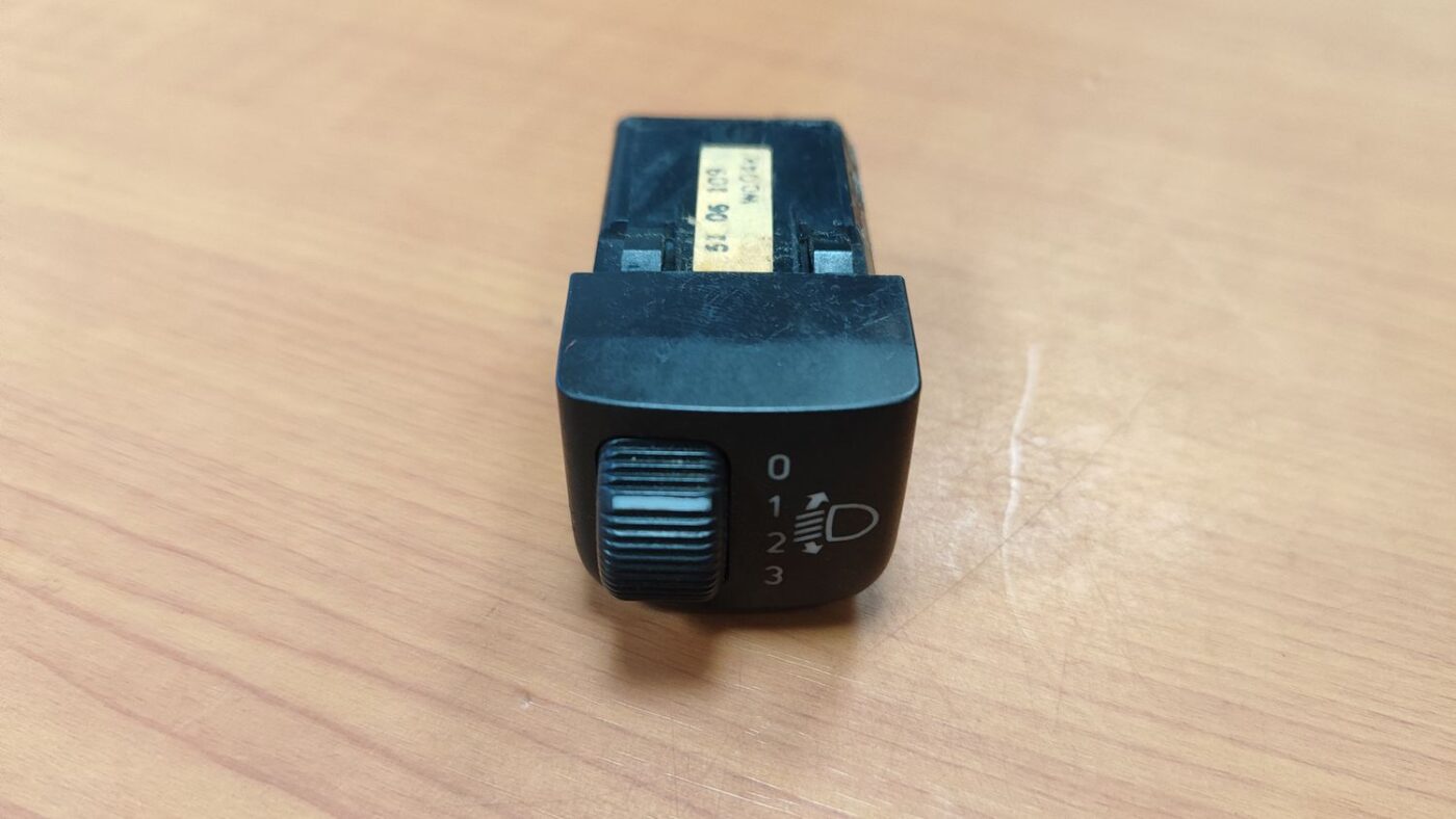 Lukturu augstuma regulēšanas poga priekš SAAB 9-5 1999 2 Lukturu augstuma regulēšanas poga priekš SAAB 9-5 1999