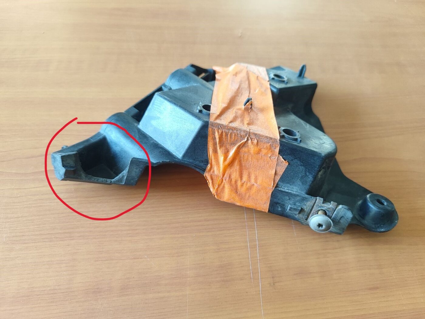 Priekšējā spārna un bufera stiprinājums priekš VOLVO XC60 2009 4 Priekšējā spārna un bufera stiprinājums priekš VOLVO XC60 2009