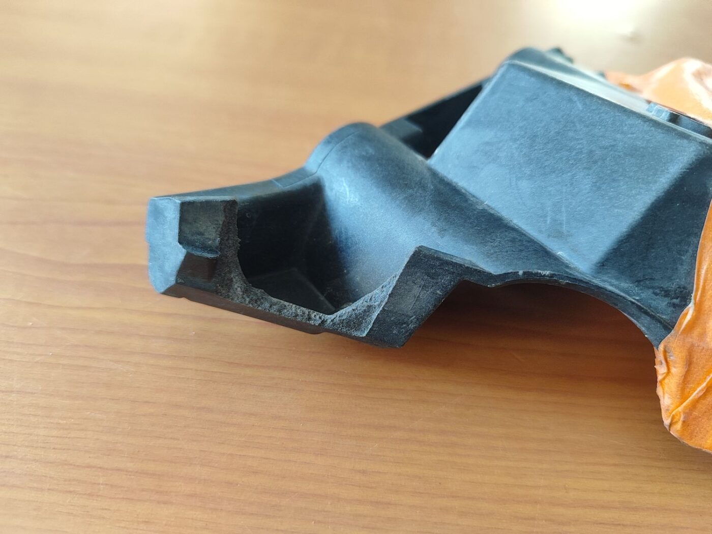 Priekšējā spārna un bufera stiprinājums priekš VOLVO XC60 2009 5 Priekšējā spārna un bufera stiprinājums priekš VOLVO XC60 2009