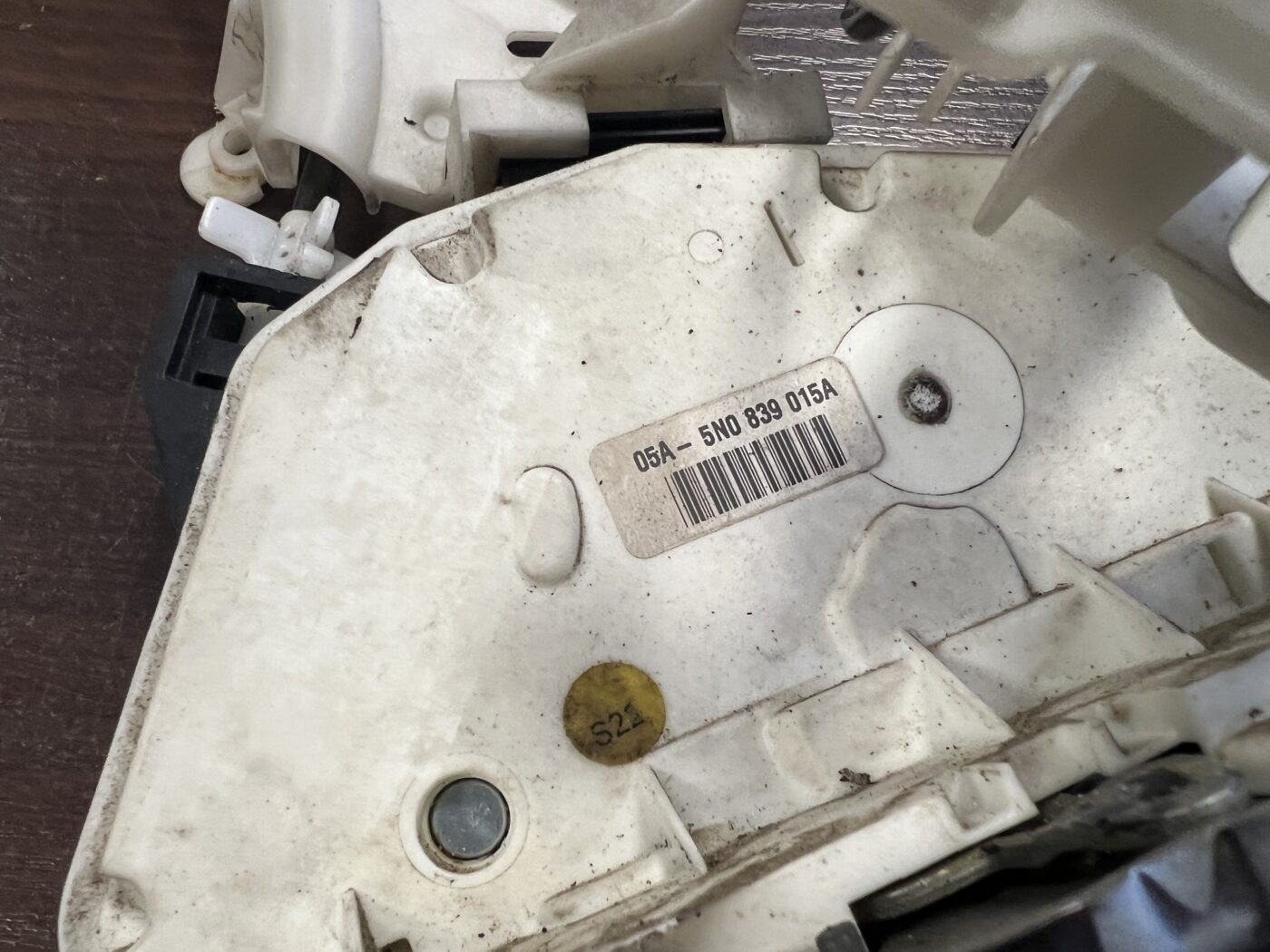 Aizmugurējo kreiso durvju slēdzene priekš VW PASSAT CC 2009 4 Aizmugurējo kreiso durvju slēdzene priekš VW PASSAT CC 2009