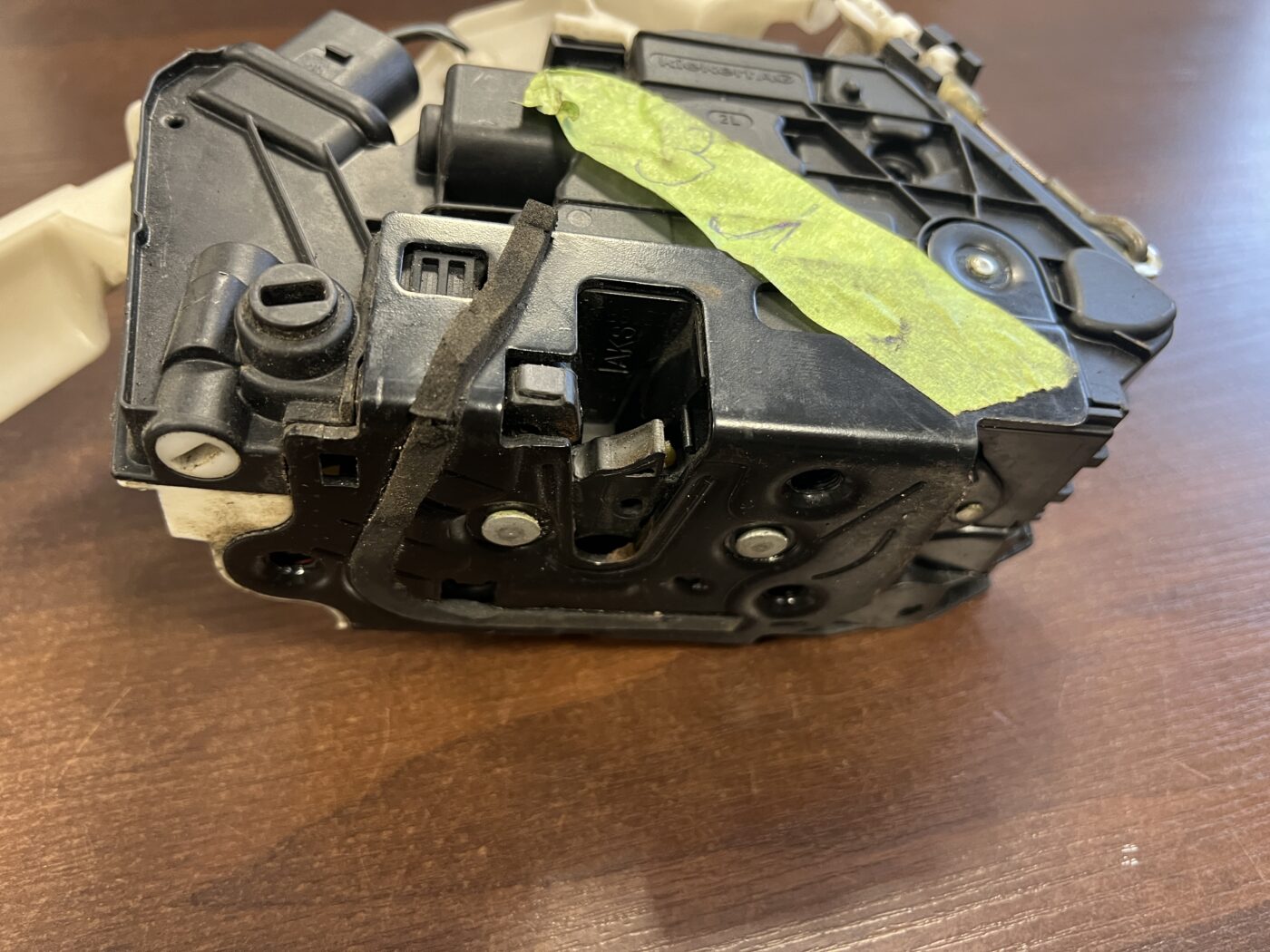 Aizmugurējo kreiso durvju slēdzene priekš VW PASSAT CC 2009 2 Aizmugurējo kreiso durvju slēdzene priekš VW PASSAT CC 2009