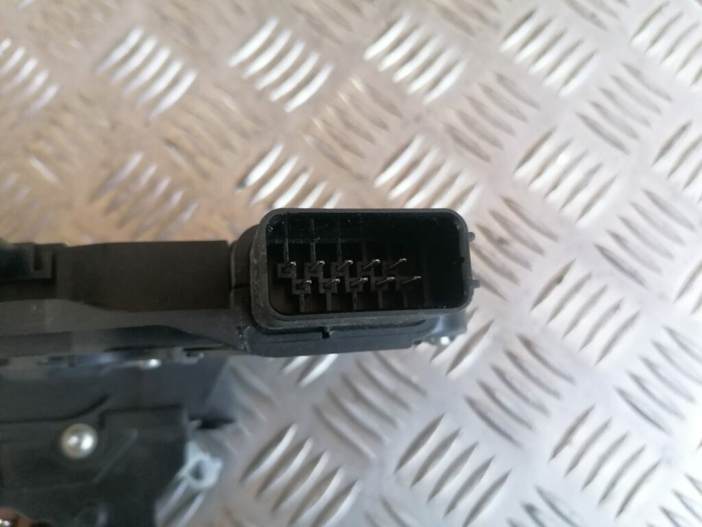 Priekšējo labo durvju slēdzene priekš VOLVO C30 2008 SILVER 3 Priekšējo labo durvju slēdzene priekš VOLVO C30 2008 SILVER