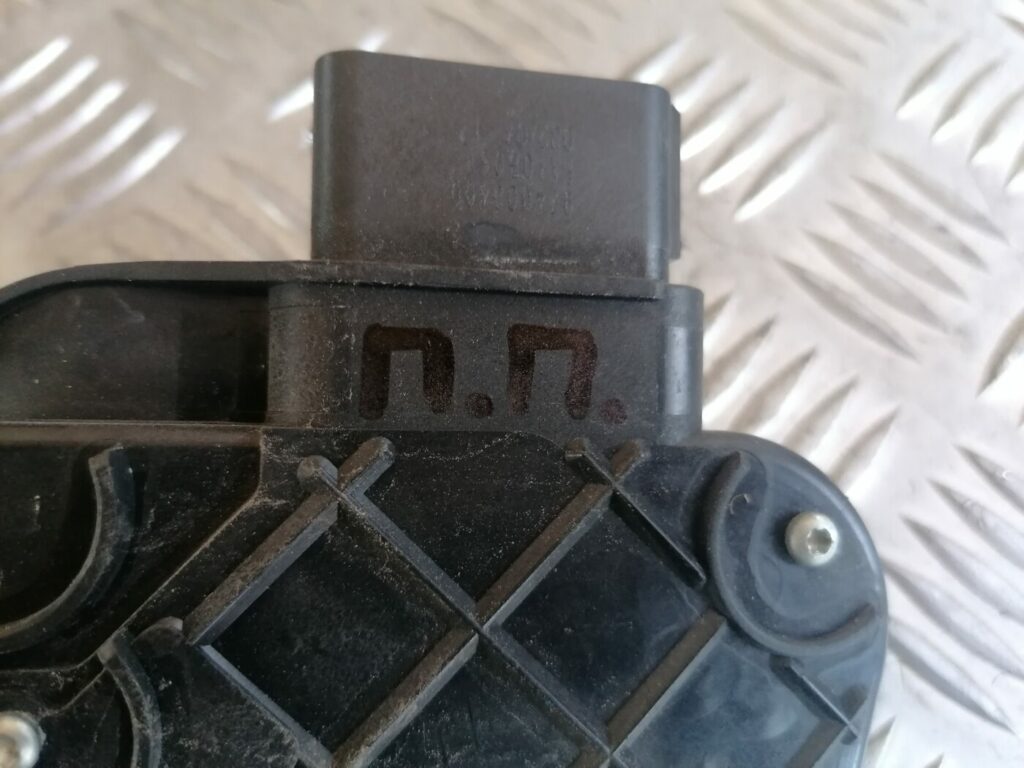 Priekšējo labo durvju slēdzene priekš VOLVO C30 2008 SILVER 4 Priekšējo labo durvju slēdzene priekš VOLVO C30 2008 SILVER