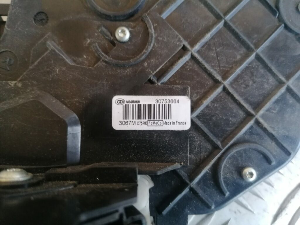 Priekšējo labo durvju slēdzene priekš VOLVO C30 2008 SILVER 5 Priekšējo labo durvju slēdzene priekš VOLVO C30 2008 SILVER