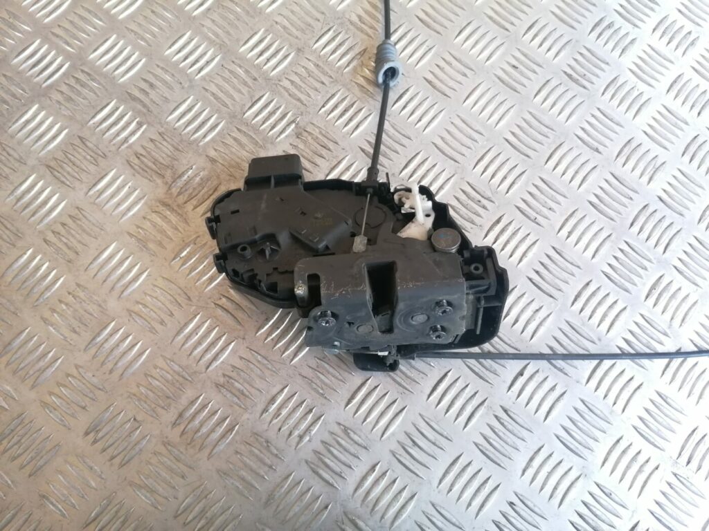 Priekšējo labo durvju slēdzene priekš VOLVO C30 2008 SILVER 6 Priekšējo labo durvju slēdzene priekš VOLVO C30 2008 SILVER