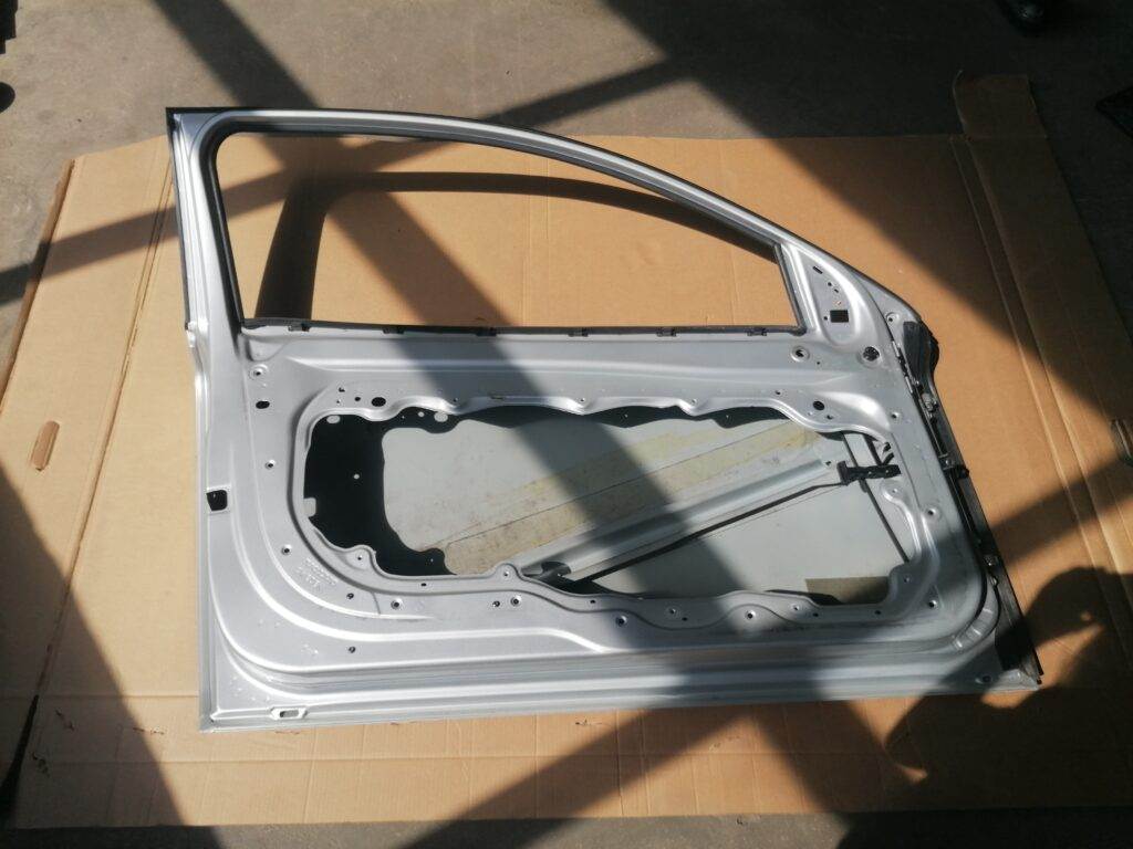 Priekšējās kreisās durvis priekš VOLVO C30 2008 SILVER 2 Priekšējās kreisās durvis priekš VOLVO C30 2008 SILVER