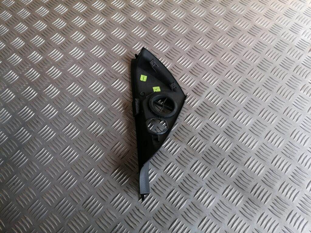 Mērinstrumentu paneļa sānu apdare priekš VOLVO C30 2008 SILVER 2 Mērinstrumentu paneļa sānu apdare priekš VOLVO C30 2008 SILVER