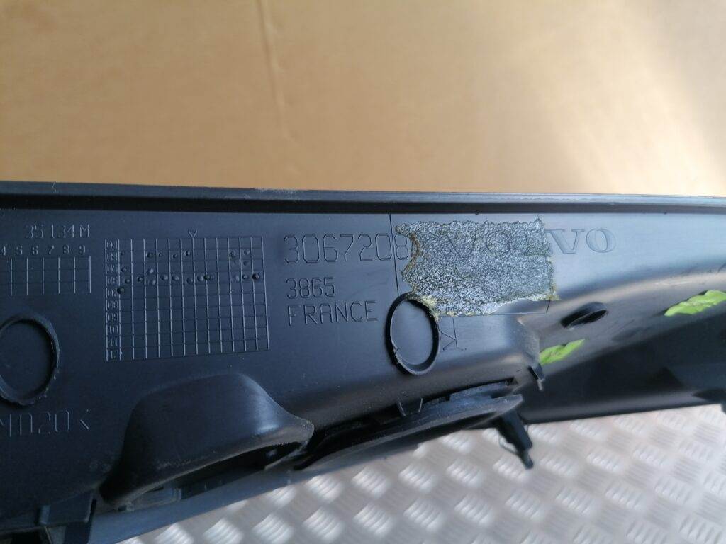 Mērinstrumentu paneļa sānu apdare priekš VOLVO C30 2008 SILVER 3 Mērinstrumentu paneļa sānu apdare priekš VOLVO C30 2008 SILVER