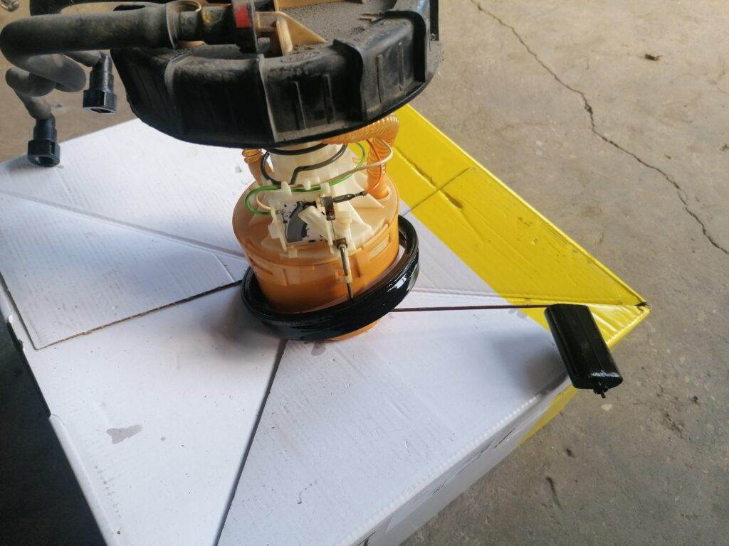 Degvielas tvertnes sūknis priekš VOLVO C30 2008 SILVER 2 Degvielas tvertnes sūknis priekš VOLVO C30 2008 SILVER