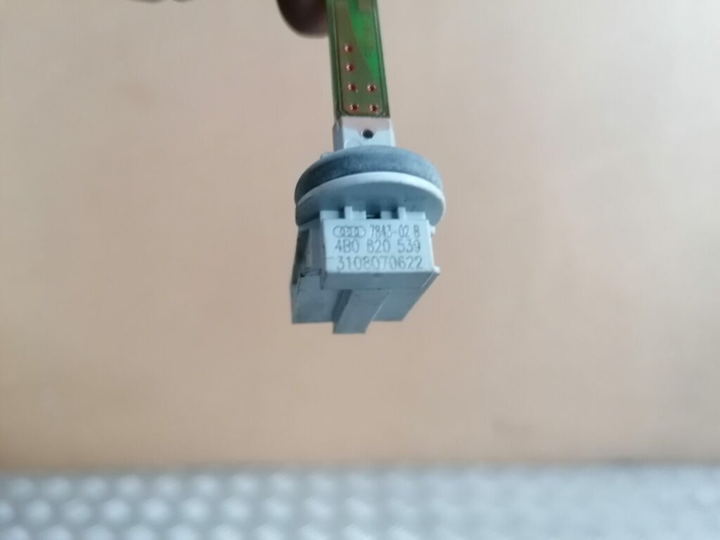 Temperatūras devejs priekš AUDI A4 2008 AVANT 3 Temperatūras devejs priekš AUDI A4 2008 AVANT