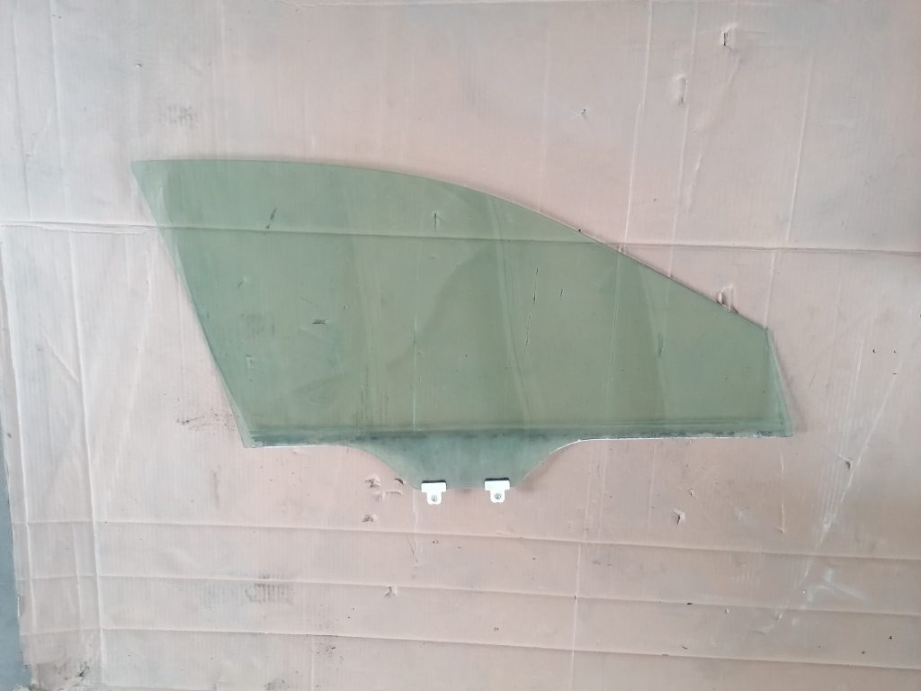 Priekšējo labo durvju stikls priekš SUBARU LEGACY 2009 1 Priekšējo labo durvju stikls priekš SUBARU LEGACY 2009