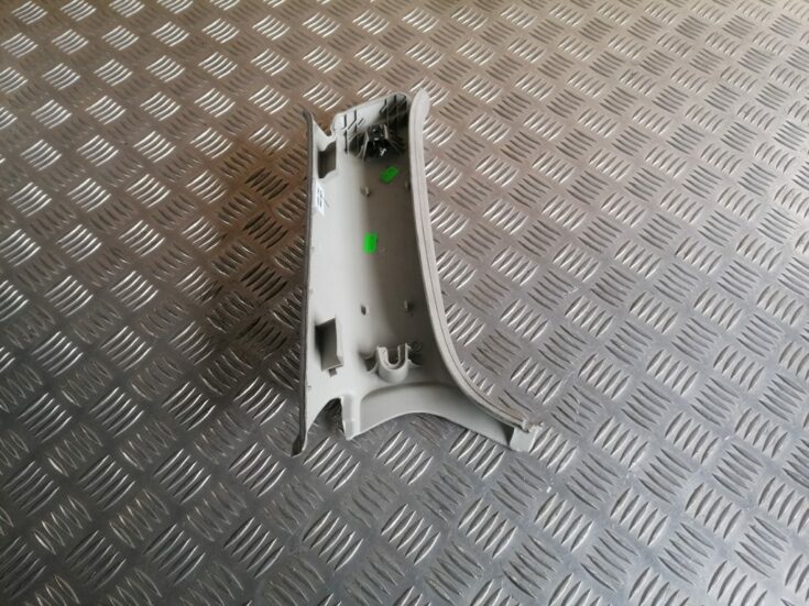 Aizmugurējas salona statnes apdare priekš VW GOLF VARIANT 2012