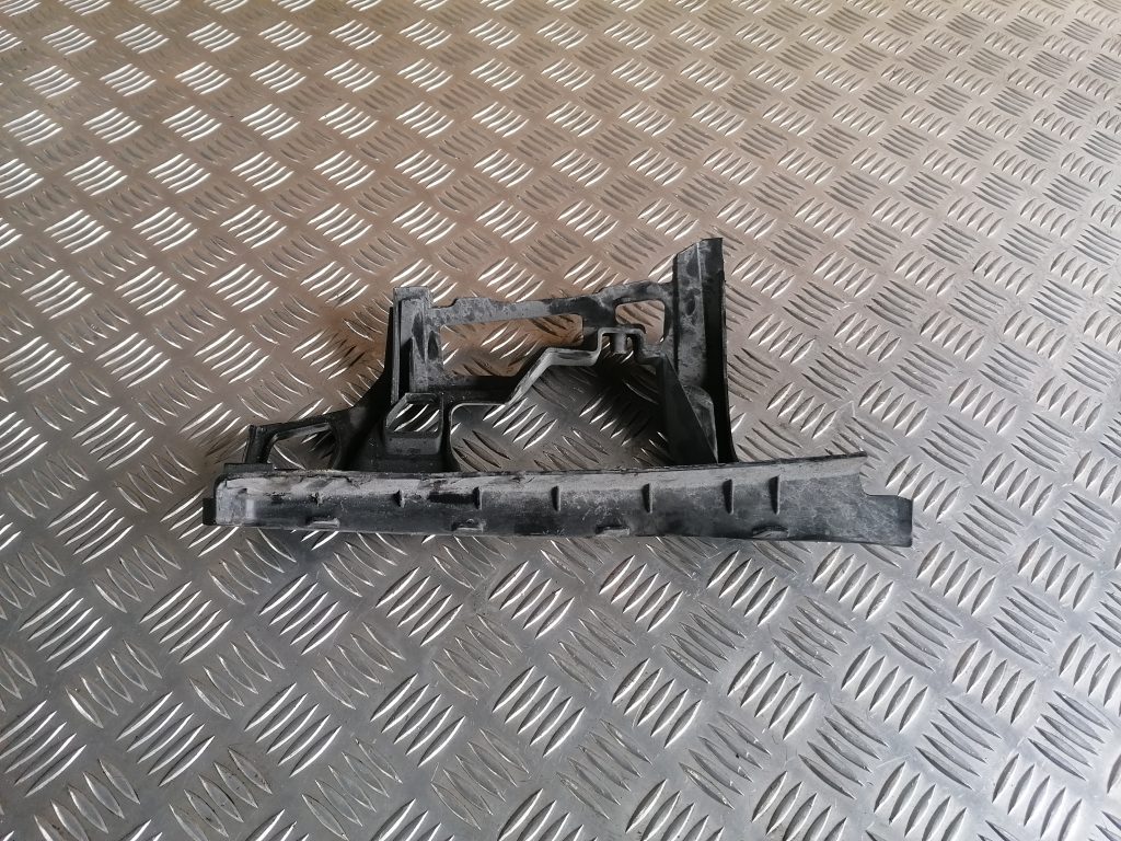 Priekšējā spārna un bufera stiprinājums priekš VW GOLF VARIANT 2012 1 Priekšējā spārna un bufera stiprinājums priekš VW GOLF VARIANT 2012