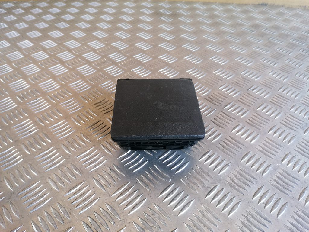 Centrālās konsoles nodalījums priekš VW GOLF VARIANT 2012 1 Centrālās konsoles nodalījums priekš VW GOLF VARIANT 2012