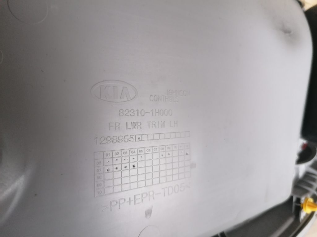 Priekšējo kreiso durvju apdare priekš KIA CEED 2007 3 Priekšējo kreiso durvju apdare priekš KIA CEED 2007