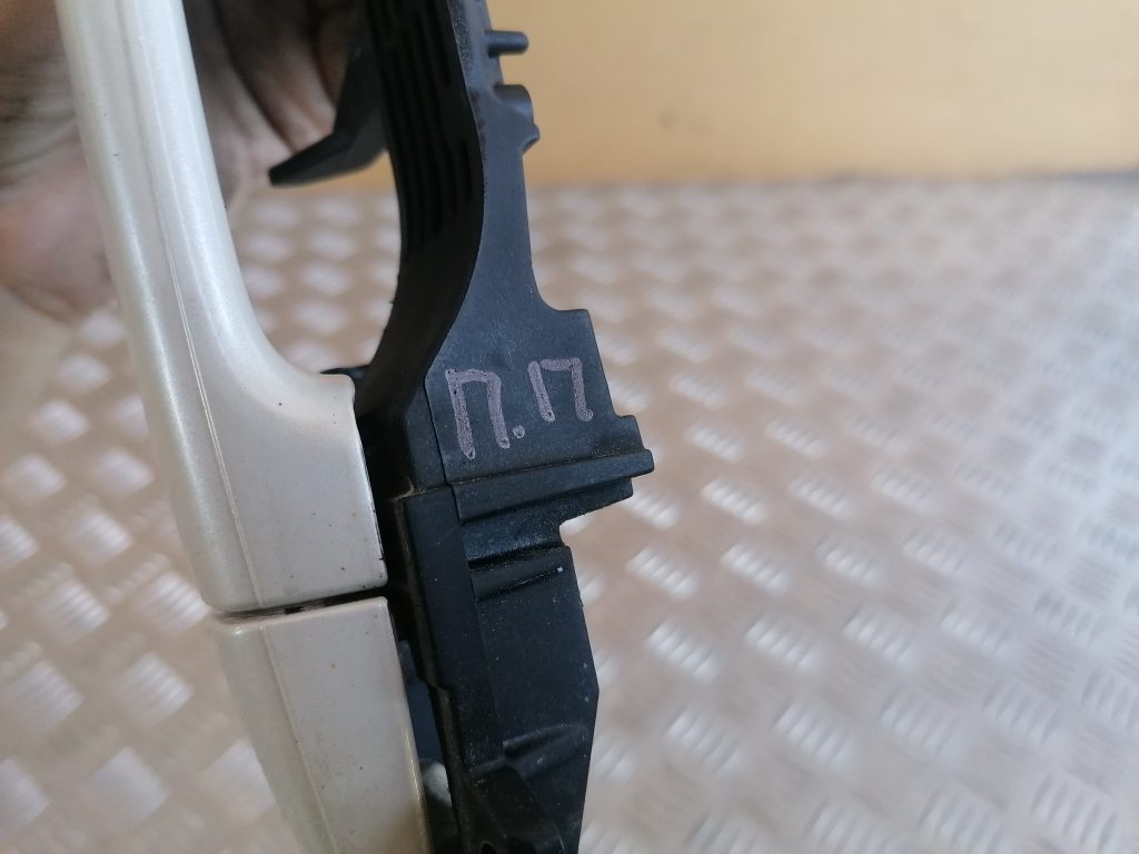 Priekšējāis labais durvju rokturis priekš SUBARU LEGACY 2009 3 Priekšējāis labais durvju rokturis priekš SUBARU LEGACY 2009