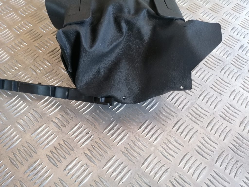 Stūres statnes putekļu aizsargs (salonā) priekš SUBARU LEGACY 2009 2 Stūres statnes putekļu aizsargs (salonā) priekš SUBARU LEGACY 2009