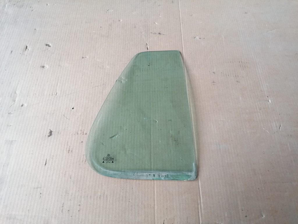 Aizmugurējais labais sānu stikls priekš VW GOLF IV 1999 1 Aizmugurējais labais sānu stikls priekš VW GOLF IV 1999
