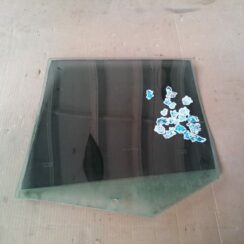 Aizmugurējo labo durvju stikls priekš VW GOLF IV 1999